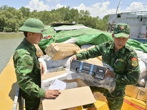 Kiên Giang: Phát hiện tàu vận chuyển hàng hóa không rõ nguồn gốc
