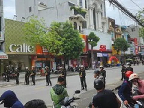 CLIP: Hàng chục cảnh sát xuất hiện trước nhà trùm giang hồ Tuấn "thần đèn" ở Thanh Hóa