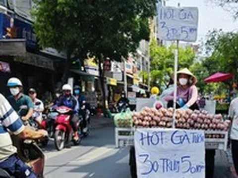Trứng gà giá rẻ tràn xuống đường ở TP HCM