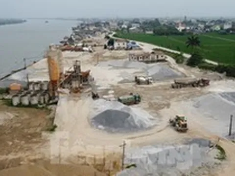 Trạm trộn bê tông, nhà xưởng 'băm nát' hành lang thoát lũ và đê sông Hồng