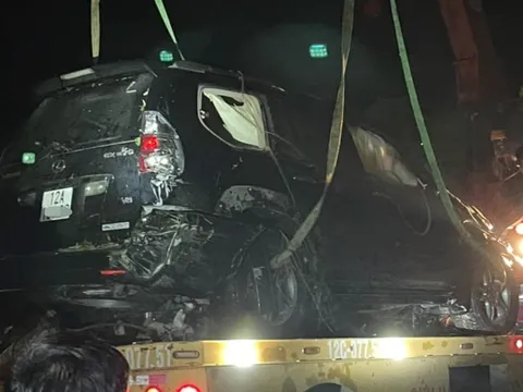 Xe Lexus bất ngờ lao xuống sông, một giám đốc tử vong