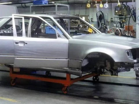 Xe Mercedes nằm trên dây chuyền sản xuất của Porsche, chuyện gì đã xảy ra?