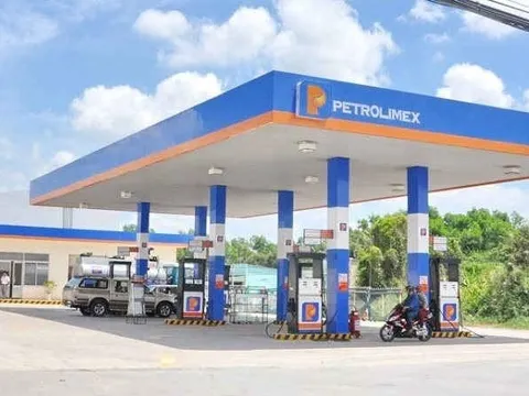 Từ 15h chiều nay, giá xăng tiếp tục giảm mạnh, xuống mức thấp nhất 2 năm qua