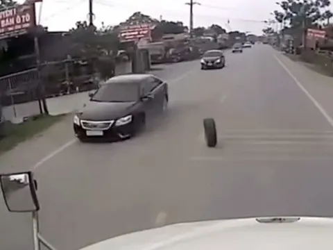 Clip TNGT: Toyota Camry đột nhiên gãy bánh trước, phủ phục xuống đường