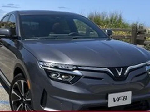 Khách Mỹ lái thử xe VinFast VF 8: 'Chiếc xe sáng tạo chưa từng có từ Việt Nam'