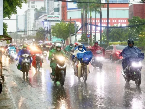 Nam Bộ và Trung Bộ đề phòng lốc, sét, mưa đá và gió giật mạnh