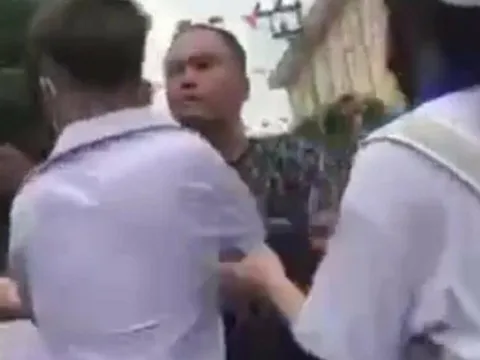 2 người lớn chặn đánh 1 nam sinh trên đường đi học về