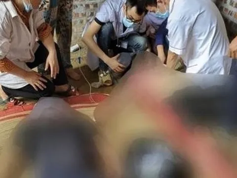 Lào Cai: Mẹ và con trai bị điện giật tử vong khi đang đầm nền nhà