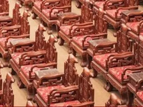 Ghế Đồng Kỵ trong Nhà hát dân ca Quan họ Bắc Ninh làm từ gỗ gì, giá bao nhiêu?