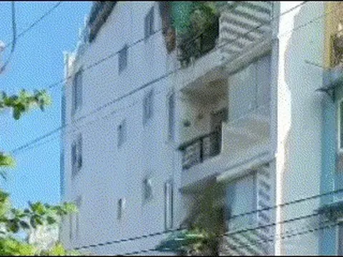 Cháy lớn trong căn nhà 4 tầng, nhiều người ôm tài sản tháo chạy