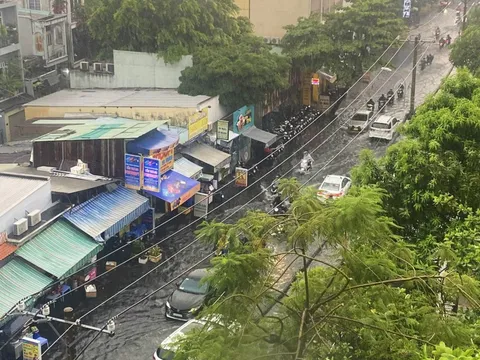 Sau trận mưa lớn gây ngập chiều nay, thời tiết TP HCM và Nam Bộ ra sao?