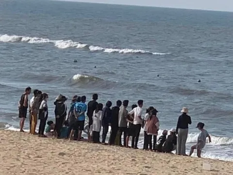 Huế: Đi tắm biển học sinh lớp 4 đuối nước thương tâm