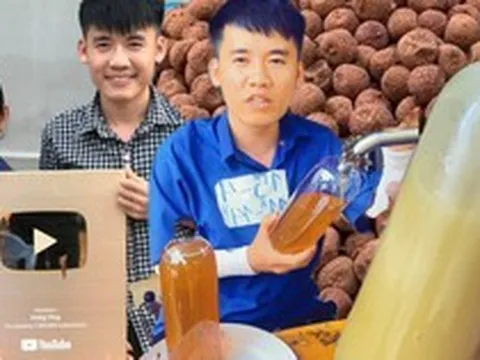 Mật ong của con trai bà Tân có màu sắc kỳ lạ, bên ngoài sủi bọt khiến bao khách hàng hoang mang