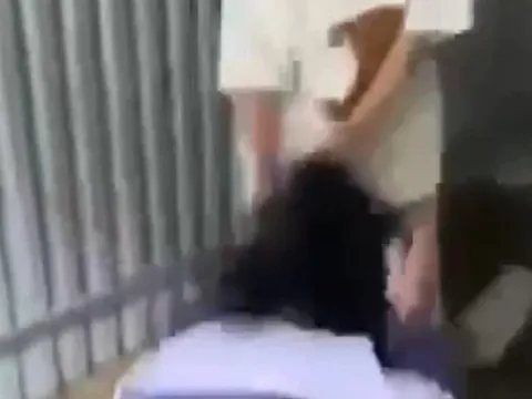 Nữ sinh lớp 7 bị đánh hội đồng, quay clip rồi tung lên mạng