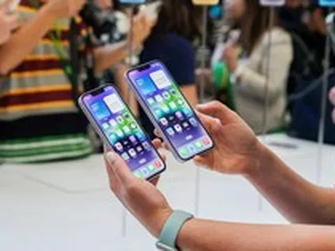 Đang trải qua năm khó khăn nhất trong lịch sử ngành kinh doanh iPhone, các nhà bán lẻ chọn cách thích nghi ra sao?
