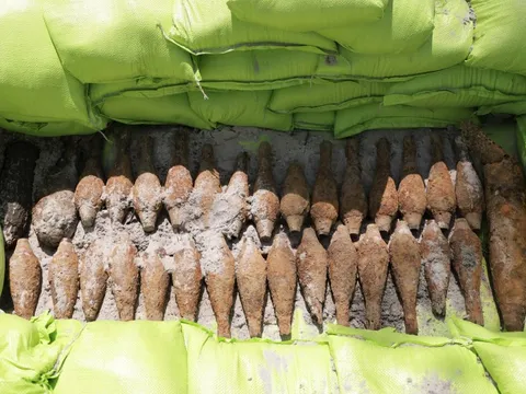 Phát hiện cả một hầm đạn nằm sát bên đường liên thôn