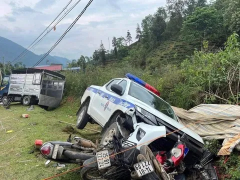 Ôtô CSGT bất ngờ tông vào xe tải và nhiều xe máy dựng bên đường