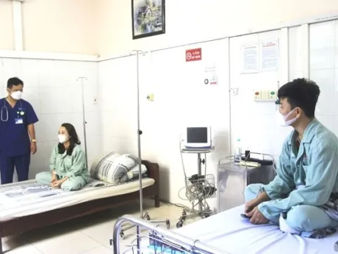 Hai vợ chồng nhập viện cấp cứu sau khi ăn ốc biển