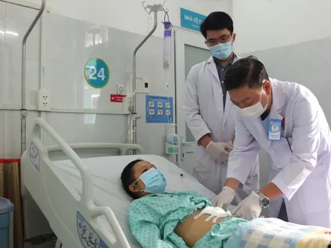 Xương cá đâm xuyên thực quản trôi tự do trong lồng ngực