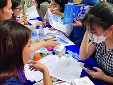 Tăng học phí đại học: Gánh nặng tài chính chuyển sang các gia đình?