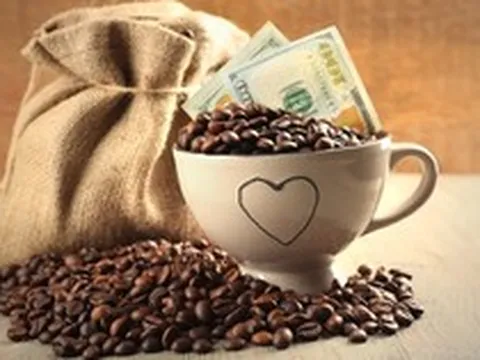 Thị trường ngày 17/5: Giá cà phê robusta chạm đỉnh mới, dầu, vàng, quặng sắt quay đầu giảm