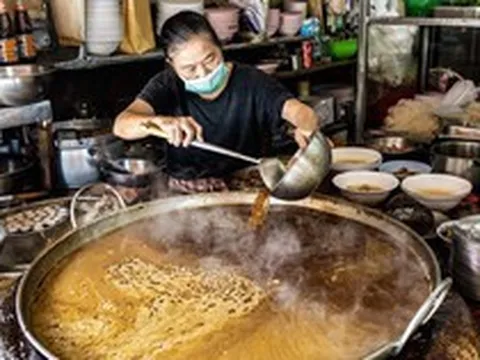 Thái Lan: Món ăn độc đáo được nấu liên tục suốt 50 năm, tấp nập thực khách xếp hàng