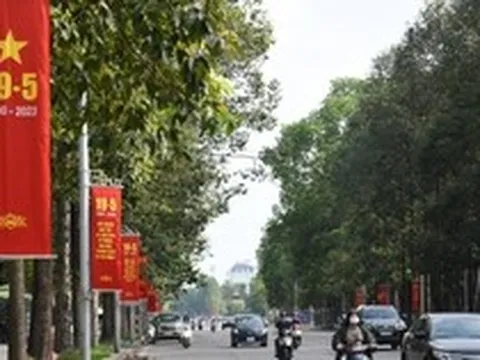 Phố phường Hà Nội rực rỡ cờ hoa chào mừng kỷ niệm 133 năm Ngày sinh Bác Hồ