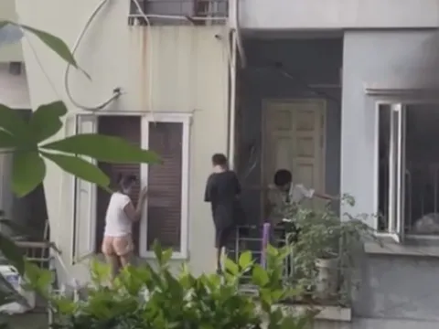 2 bé trai cùng gia đình leo ban công thoát khỏi căn nhà 4 tầng bốc cháy
