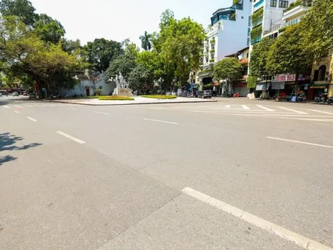 Hà Nội nắng gắt đỉnh điểm, đường phố vắng như Tết