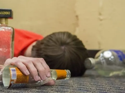 Đi ăn cỗ, 3 người đàn ông suýt mất mạng vì trong rượu có độc tố