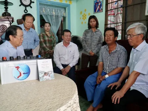 "Cùng ngư dân thắp sáng đèn trên biển" tặng quà cho ngư dân Cần Giờ