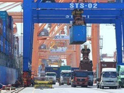 Chỉ hai tuần tháng 4, xuất khẩu mang về 15 tỷ USD cho Việt Nam, một nhóm hàng tăng 123%