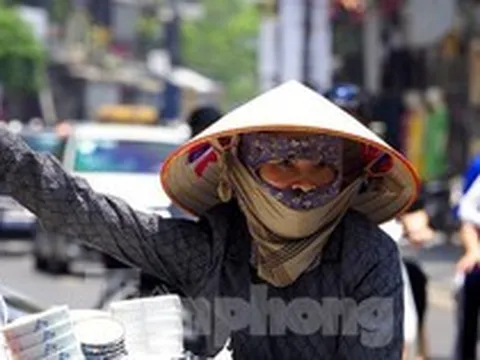Hà Nội: Người lao động quay quắt dưới nắng nóng như ‘đổ lửa’