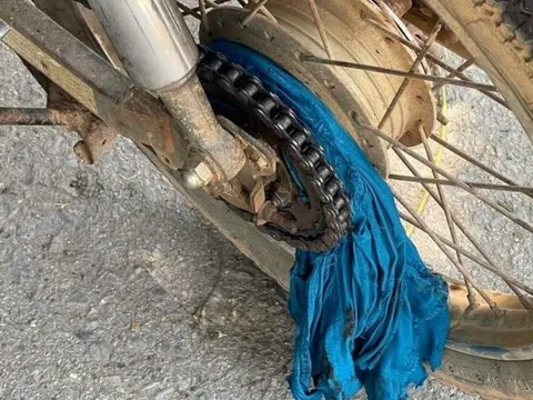 Nghệ An: Bé gái 8 tuổi bị gãy tay do áo chống nắng cuốn vào bánh xe