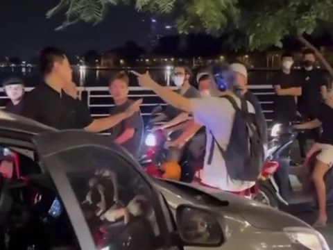 Cô gái trẻ lao ra đường chặn ôtô, đánh nhau với 3 người đàn ông