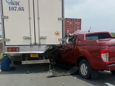 Đằng sau những bức ảnh TNGT: Không làm chủ tốc độ, Ford Ranger tan nát vì đâm vào xe tải