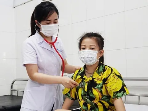 2 ngày ho, sốt, bé 7 tuổi nhập viện trong tình trạng phổi đông đặc