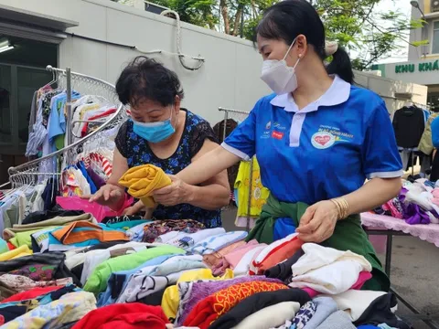 "Lần đầu tiên tôi mua đồ trong bệnh viện mà không mất tiền"