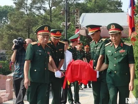 Truy điệu, an táng 96 hài cốt liệt sĩ được quy tập tại Lào
