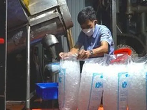 Nắng nóng đỉnh điểm, xưởng đá viên sản xuất 10 tấn đá mỗi ngày vẫn không đủ phục vụ