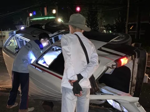 Xe tải tông lật ôtô 7 chỗ, gãy cột điện, gần 9.000 hộ dân ở Đồng Nai mất điện