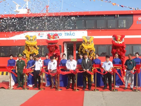 Tàu 2 thân lần đầu tiên hoạt động tuyến vận tải Phan Thiết – Phú Quý