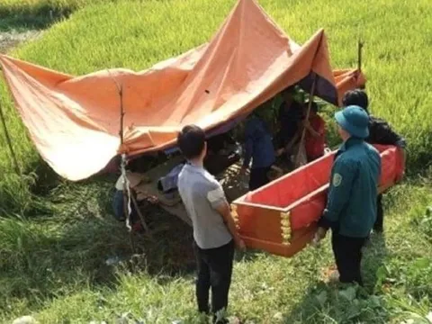 Lật máy gặt trên ruộng lúa, người đàn ông tử vong