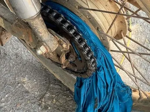 Bé gái bị gãy tay do áo chống nắng cuốn vào bánh xe