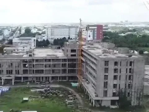 Bệnh viện cũ quá tải, bệnh viện mới xây mãi chưa xong