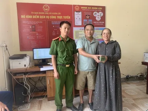 Nhặt được 58 triệu đồng, anh Nguyễn Quốc Tuấn tìm "khổ chủ" để trả lại