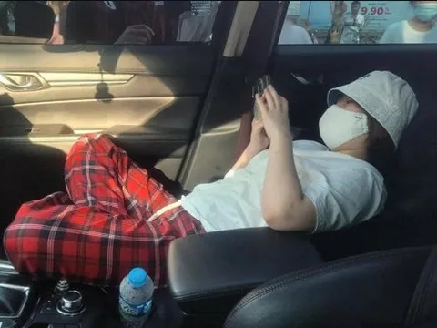 Cô gái trẻ "cố thủ", nằm nghe nhạc hàng giờ trong ôtô sau khi vượt đèn đỏ