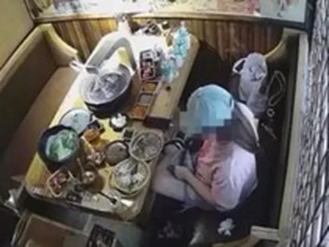 Ăn một mình nhưng gọi đến 45 phần tôm, 20 phần sashimi và 140 phần thịt, cô gái bị phạt 150 triệu đồng vì cố tình lấy thừa để bỏ túi mang về