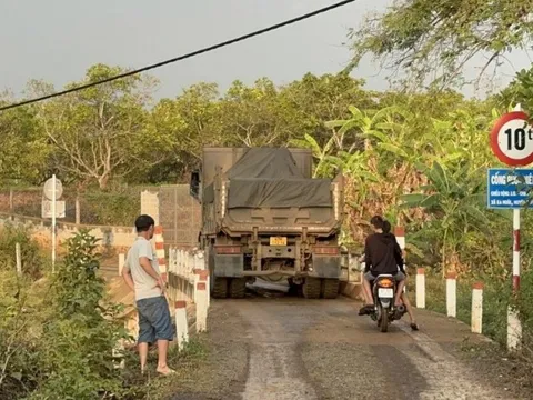 Cầu dân sinh 10 tấn oằn mình “cõng” xe “khủng”, địa phương... cho qua chứ giờ sao?
