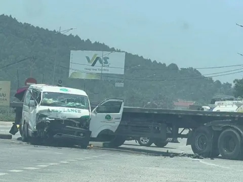 Xe cứu thương va chạm xe đầu kéo, bệnh nhân tử vong